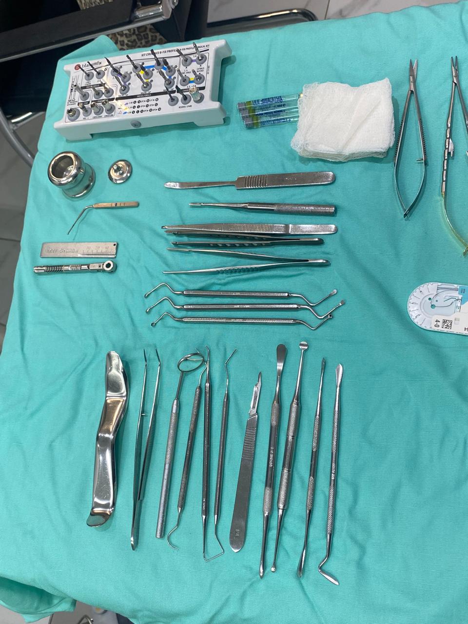 Instrumentais odontológicos organizados para atendimento