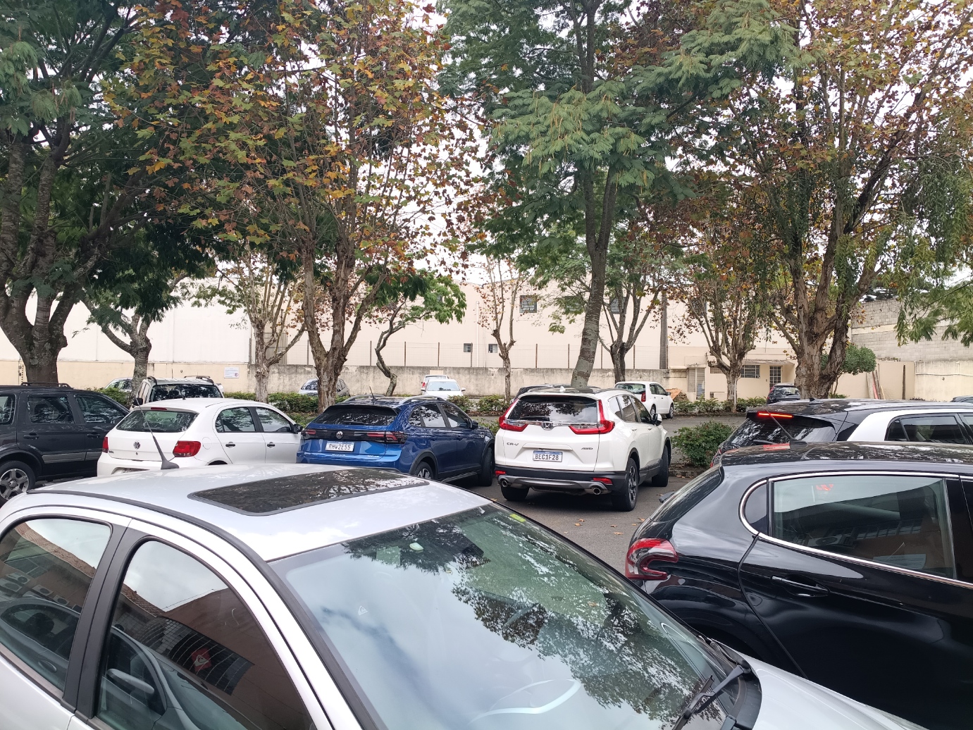 Estacionamento amplo próximo à Odonto Levek