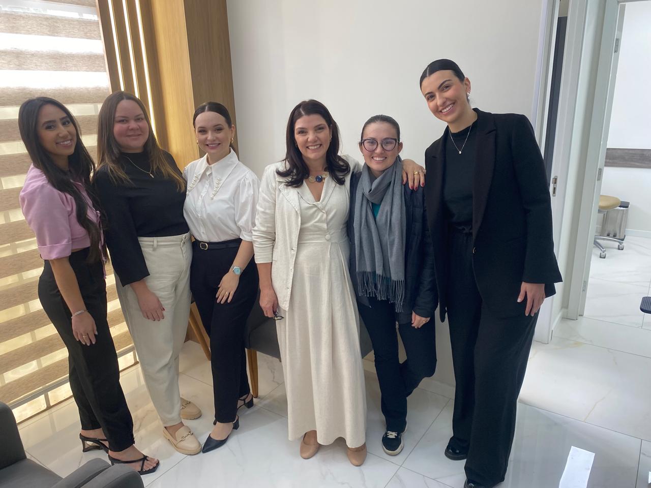 Profissionais da Odonto Levek em foto de equipe
